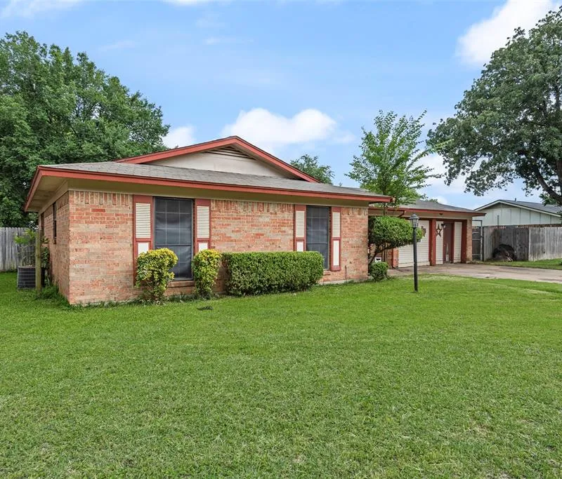 657 Sue Ann Lane, Burleson TX 76028