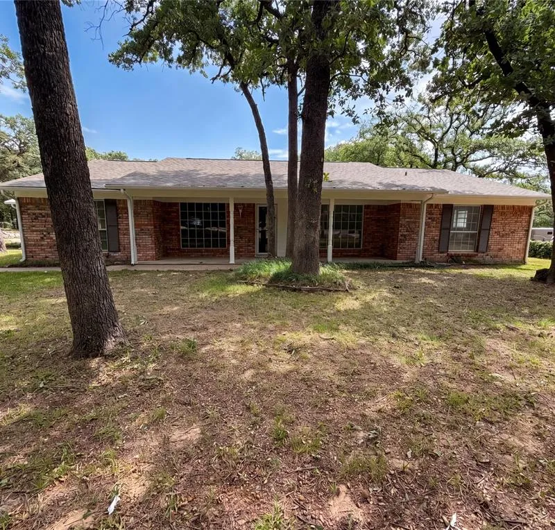 1014 Yvonne Drive, Joshua TX 76058