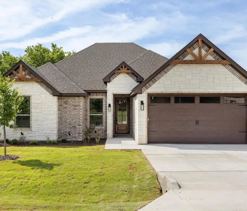 2209 Snake River Drive, Granbury TX 76048