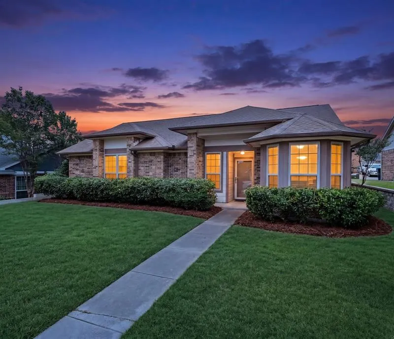 2726 Collins Boulevard, Garland TX 75044