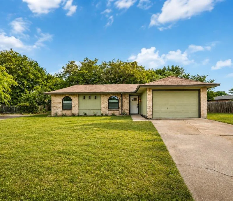 5721 Corral Court, Haltom City TX 76148