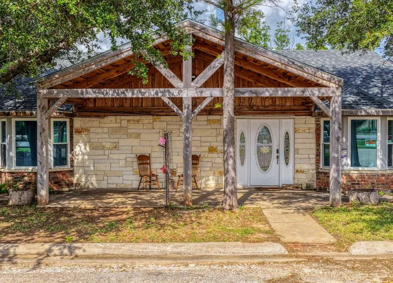 3130 Oak Trail Drive, Granbury TX 76048
