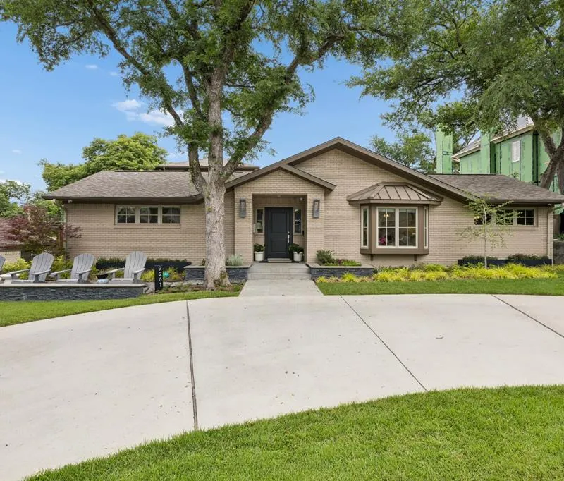 9261 Meadowglen Drive, Dallas TX 75238