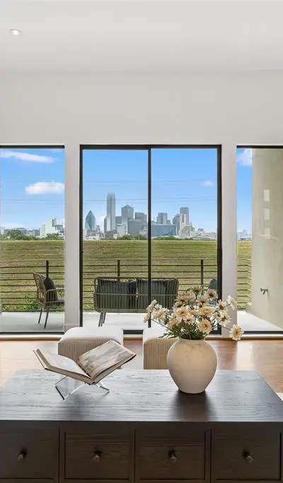 433 Trinity River Circle, Dallas TX 75203