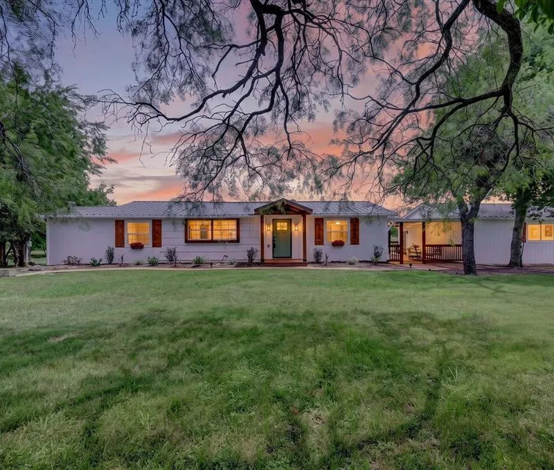 704 Spring Miller Court, Arlington TX 76002