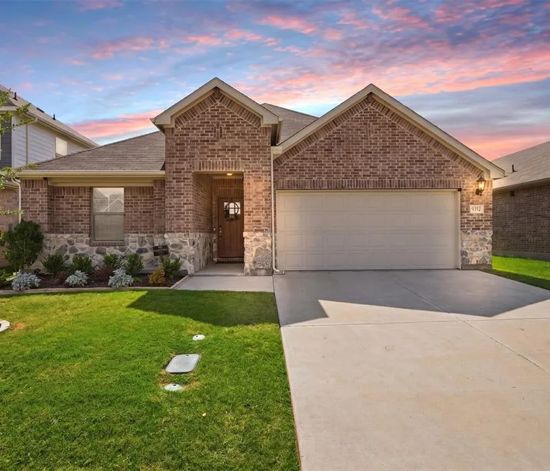 9352 Lone Maverick Drive, Fort Worth TX 76036