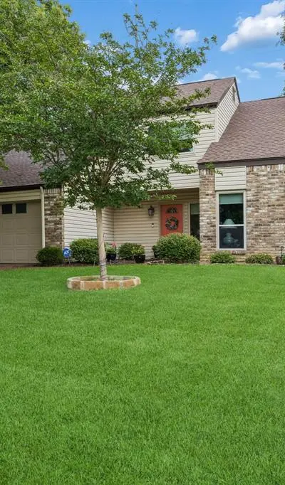 2709 Hedgeway Drive, Arlington TX 76016 - Photo 2