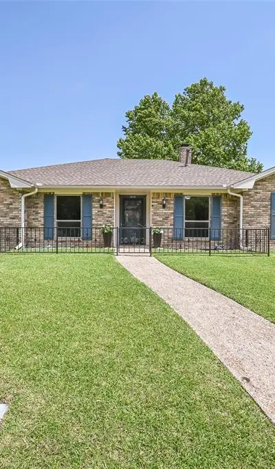 1913 Middle Glen Drive, Carrollton TX 75007