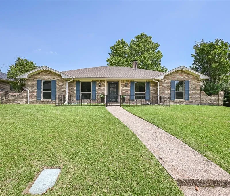 1913 Middle Glen Drive, Carrollton TX 75007