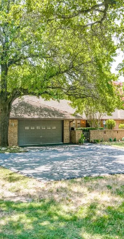 1132 N Irving Heights Drive, Irving TX 75061
