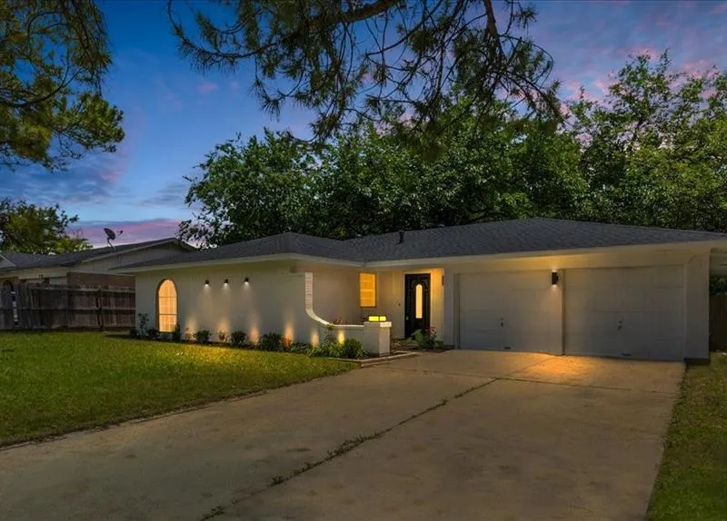 2102 E Timberview Lane, Arlington TX 76014