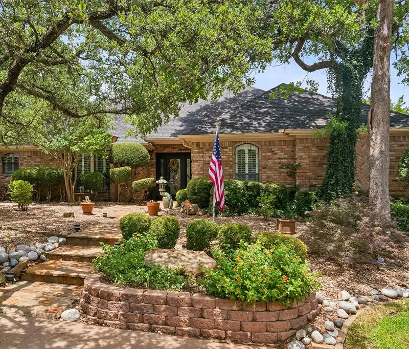 4008 Brookside Drive, Bedford TX 76021