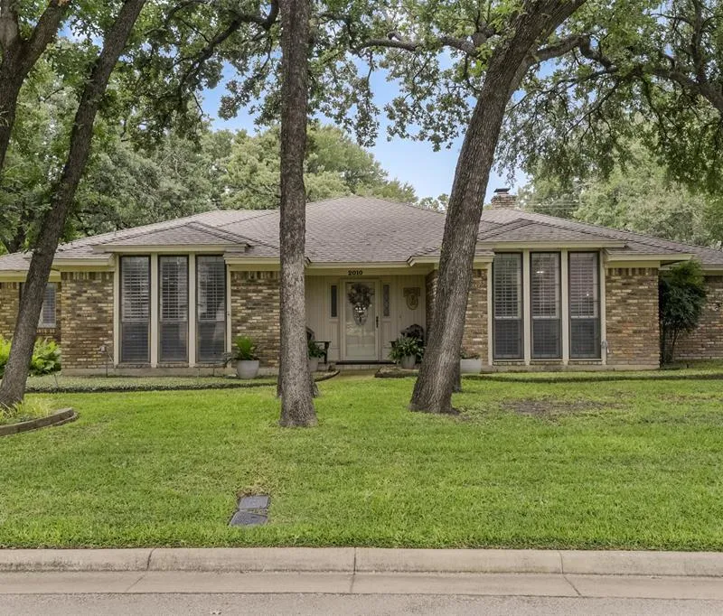 2010 Surrey Oaks Drive, Arlington TX 76006