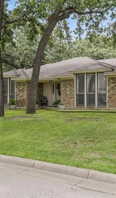 2010 Surrey Oaks Drive, Arlington TX 76006 - Photo 2