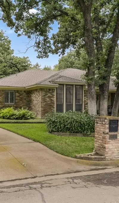 2010 Surrey Oaks Drive, Arlington TX 76006 - Photo 3