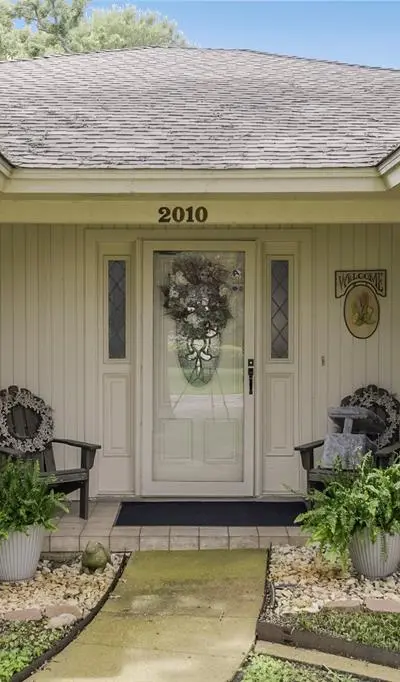 2010 Surrey Oaks Drive, Arlington TX 76006 - Photo 4