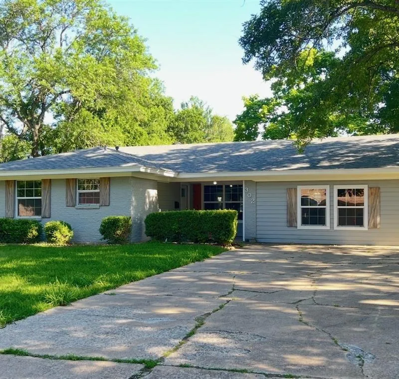 302 Glen Oaks Road, Bonham TX 75418