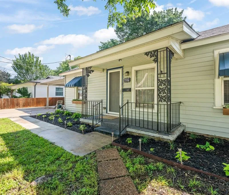 602 Harrisdale Avenue, River Oaks TX 76114