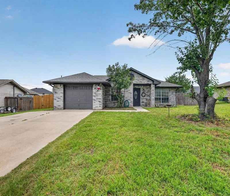 724 Oak Park Drive, Azle TX 76020