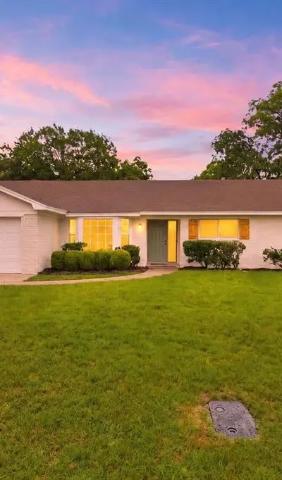 2112 Stonegate Drive N, Bedford TX 76021