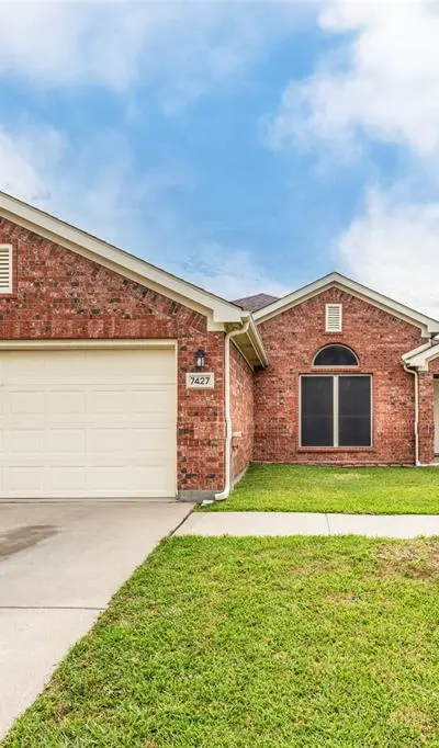 7427 Fossil Creek Drive, Arlington TX 76002 - Photo 2