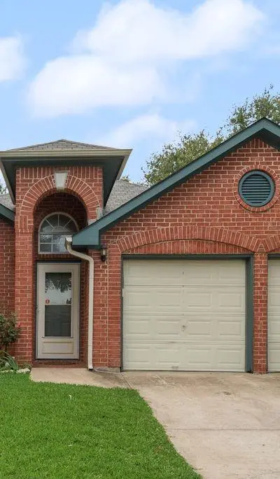 2707 Red Oak Drive, Grand Prairie TX 75052