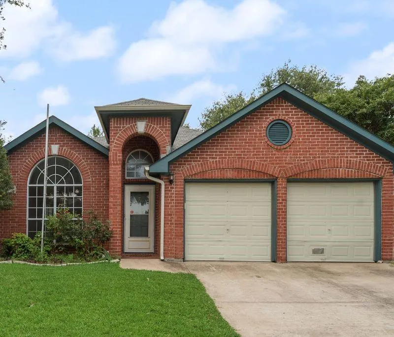 2707 Red Oak Drive, Grand Prairie TX 75052