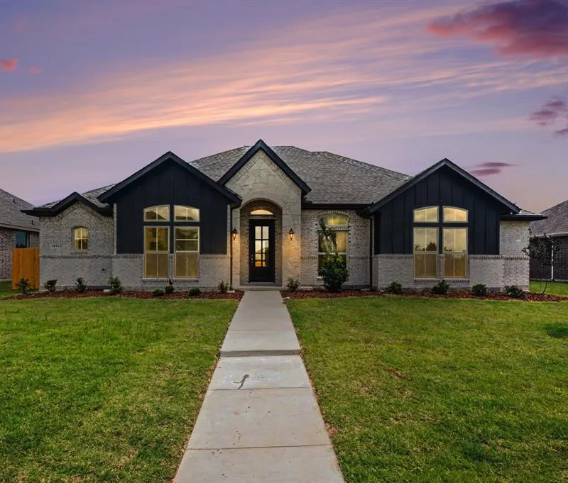 1913 Barrix Lane, DeSoto TX 75115
