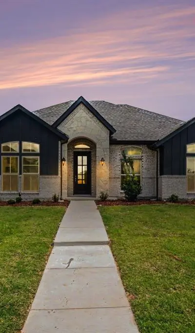 1913 Barrix Lane, DeSoto TX 75115