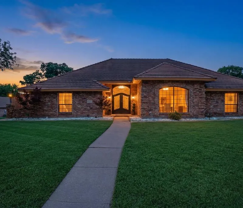 906 Greenbriar Lane, Duncanville TX 75137