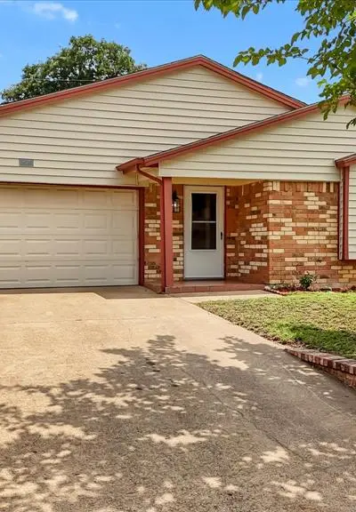 1926 Creek Wood Court, Irving TX 75060 - Photo 2