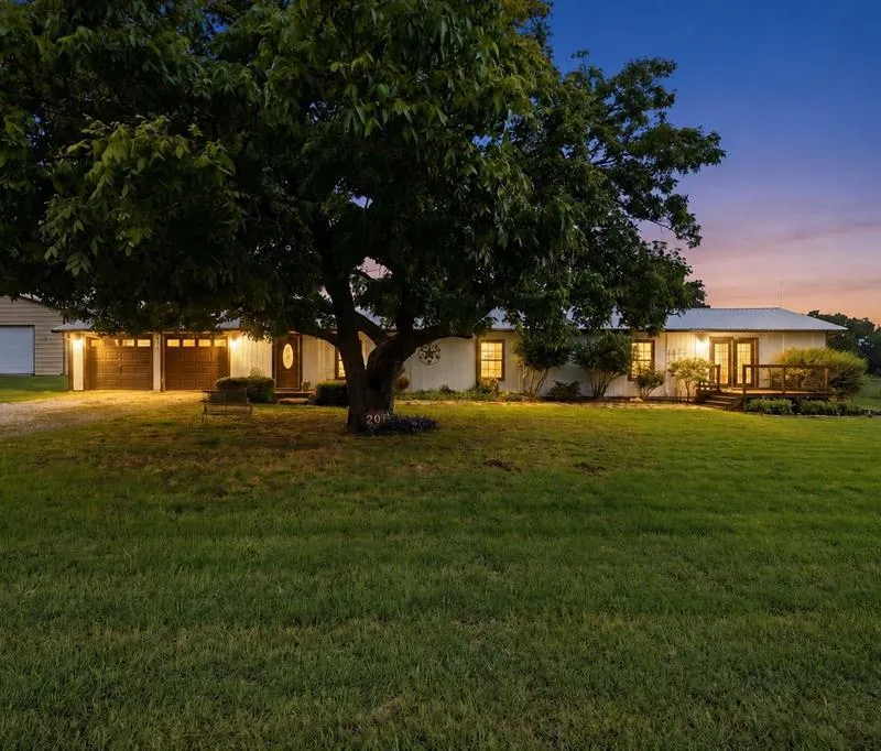 298 County Road 3940, Poolville TX 76487