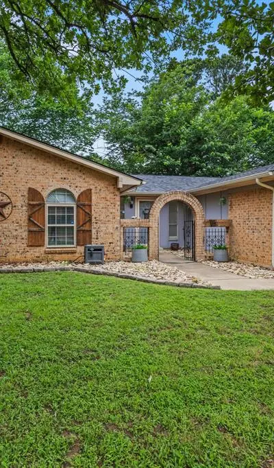 2804 Mintwood Place, Arlington TX 76016 - Photo 2