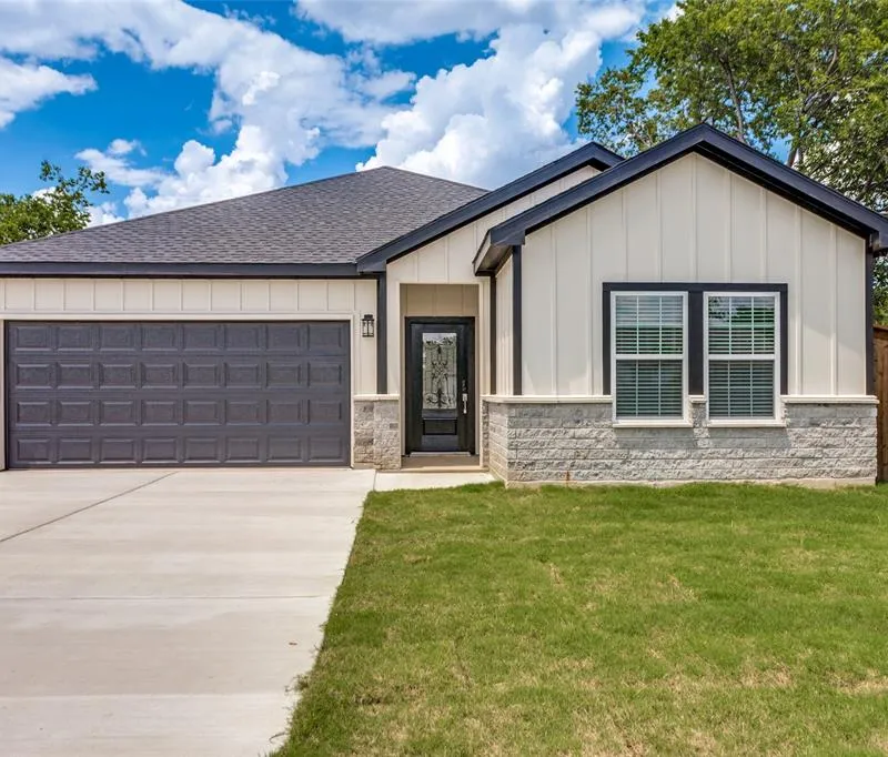 901 E Devitt Street, Fort Worth TX 76110