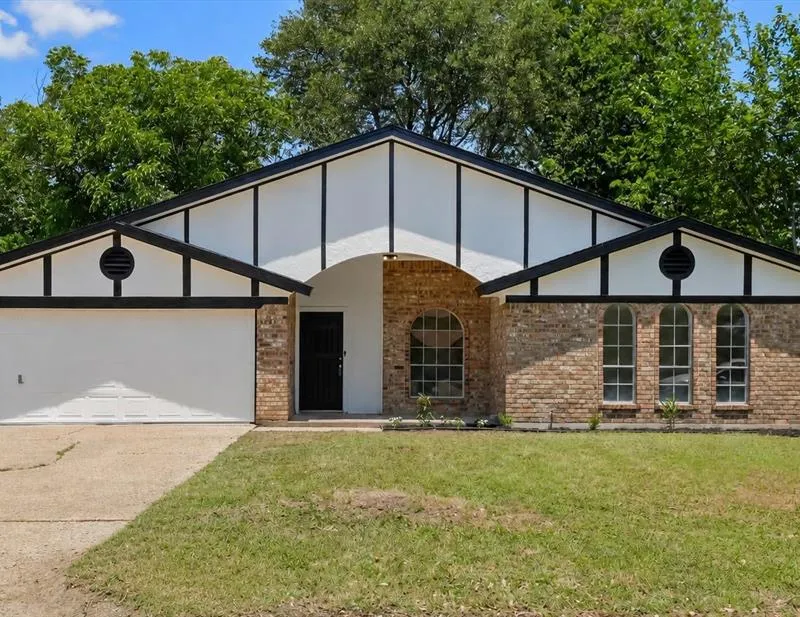 2004 Pebblecreek Drive, Cleburne TX 76033