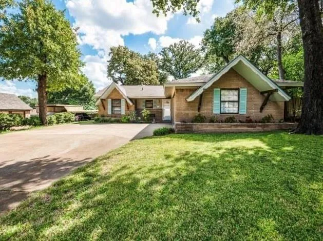 2102 Woodoak Drive, Irving TX 75060
