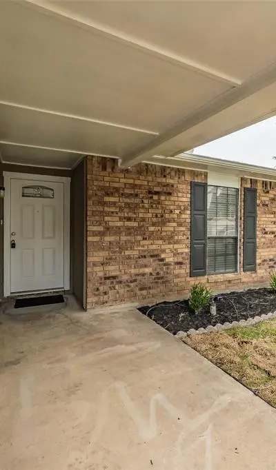 6925 Sandstone Court, Fort Worth TX 76120 - Photo 4