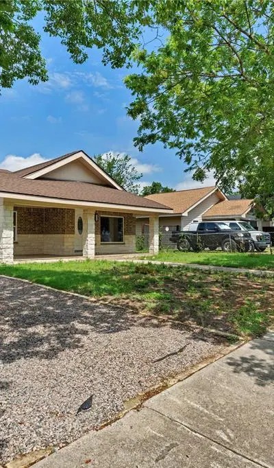 2916 Travis Avenue, Fort Worth TX 76110 - Photo 2