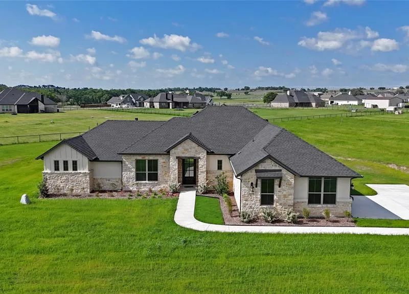 1099 Paradise Parkway, Poolville TX 76487