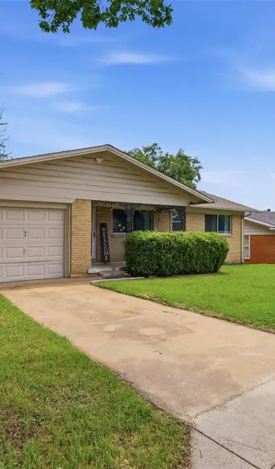 4304 Hodgkins Road, Lake Worth TX 76135 - Photo 4