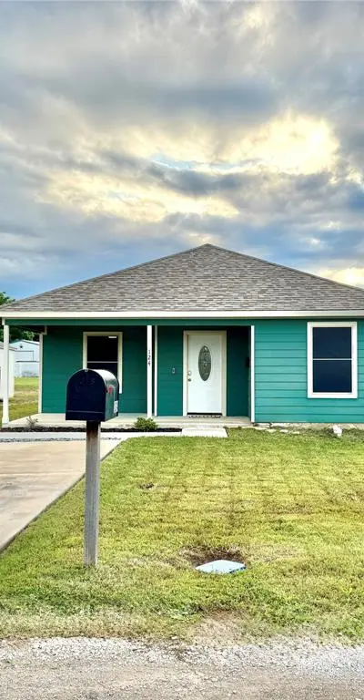 124 Oakwood Street, Chico TX 76431 - Photo 2