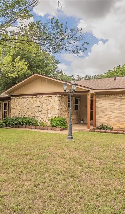 804 N Ector Drive, Euless TX 76039 - Photo 4