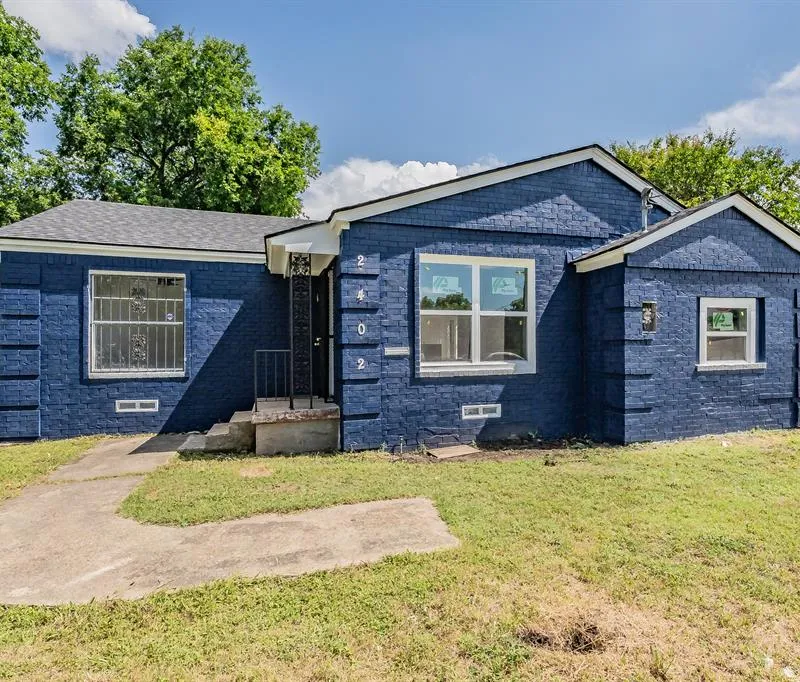 2402 E Overton Road, Dallas TX 75216