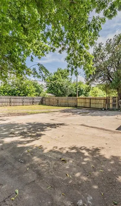 2402 E Overton Road, Dallas TX 75216 - Photo 3