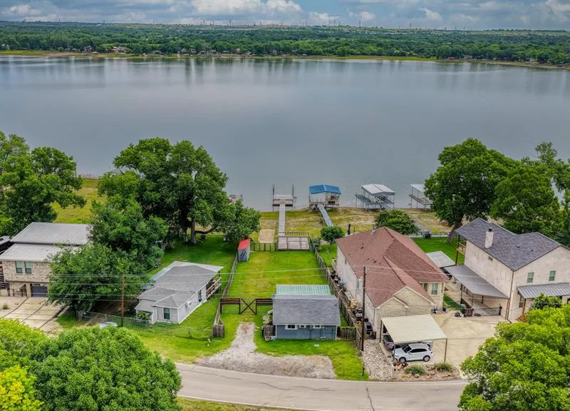 1028 W Lake Drive, Weatherford TX 76087