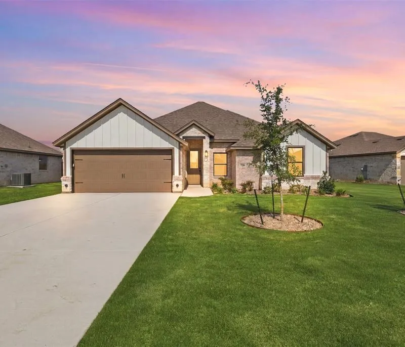 728 Raylan Street, Springtown TX 76082