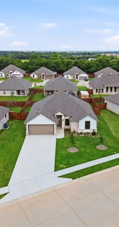 728 Raylan Street, Springtown TX 76082 - Photo 2