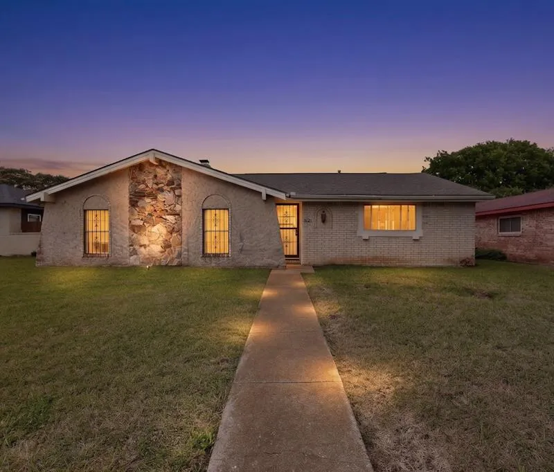 821 Cherry Hills Drive, Lancaster TX 75134