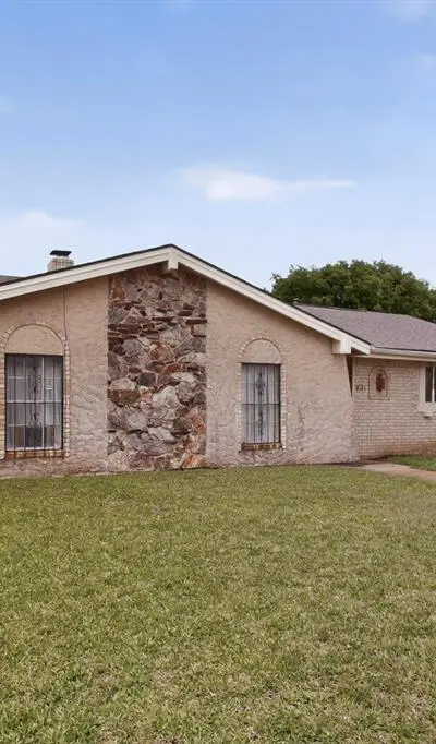 821 Cherry Hills Drive, Lancaster TX 75134 - Photo 4