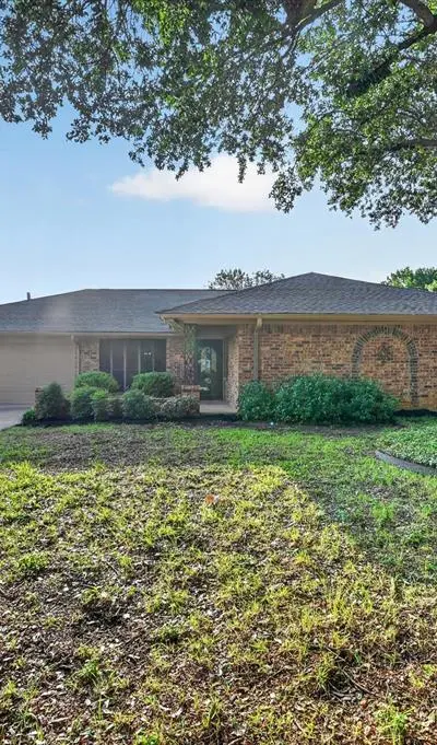 2515 Avonhill Drive, Arlington TX 76015 - Photo 2